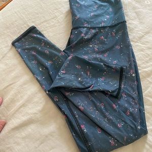 Tiny rose buds in grey teeki leggings, size medium. Fit like a second skin.